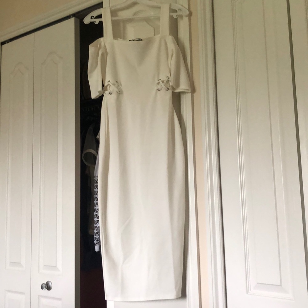 White dress NWOt Sz 4 Strap neck line with sleeves
